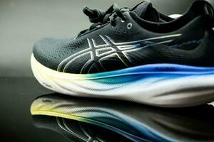 Bangkok, Thailand - - Januar 9, 2024 Asics Schuhe, Asics Laufen Schuhe Gel Nimbus 25 breit. kreativ Schuss von Asics Sport Turnschuhe zum Joggen. foto