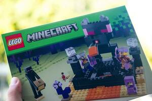 Bangkok, Thailand - - Januar 7, 2024 Nahansicht von Grün Lego Box Minecraft im Hand, das Ende Arena Nummer von 21242 foto