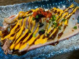 berührt Mittel Selten geschnitten authentisch Klasse japanisch wagyu Rindfleisch Sushi Belag mit Fisch Ei foto