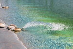 Teich mit ein Wasserfall im ein Stadt Park foto