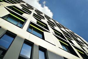 abstrakt Nahansicht von das glasverkleidet Fassade von ein modern Gebäude bedeckt im reflektierend Teller Glas. die Architektur abstrakt Hintergrund. Glas Mauer und Fassade Detail. foto