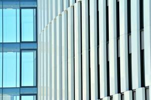 abstrakt Nahansicht von das glasverkleidet Fassade von ein modern Gebäude bedeckt im reflektierend Teller Glas. die Architektur abstrakt Hintergrund. Glas Mauer und Fassade Detail. foto