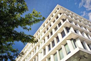 abstrakt Nahansicht von das glasverkleidet Fassade von ein modern Gebäude bedeckt im reflektierend Teller Glas. die Architektur abstrakt Hintergrund. Glas Mauer und Fassade Detail. foto