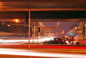 umherziehen Auto mit verwischen Licht durch Stadt beim Nacht foto