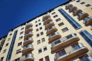 modern und Neu Wohnung Gebäude. mehrstöckig, modern, Neu und stilvoll Leben Block von Wohnungen. foto