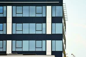 Glas Gebäude mit transparent Fassade von das Gebäude und Blau Himmel. strukturell Glas Mauer reflektieren Blau Himmel. foto