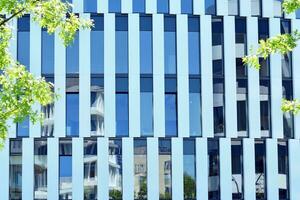 abstrakt Nahansicht von das glasverkleidet Fassade von ein modern Gebäude bedeckt im reflektierend Teller Glas. die Architektur abstrakt Hintergrund. Glas Mauer und Fassade Detail. foto