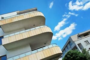 modern und Neu Wohnung Gebäude. mehrstöckig, modern, Neu und stilvoll Leben Block von Wohnungen. foto