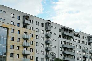 modern und Neu Wohnung Gebäude. mehrstöckig, modern, Neu und stilvoll Leben Block von Wohnungen. foto