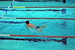 Schwimmen im Schwimmbad foto