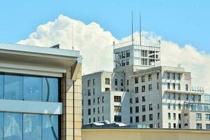 modern und Neu Wohnung Gebäude. mehrstöckig, modern, Neu und stilvoll Leben Block von Wohnungen. foto