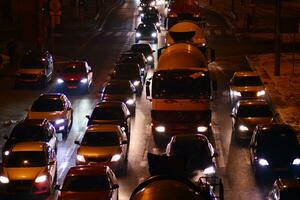 Autos auf Straße. Stadt Straße Beleuchtung beim Nacht. foto