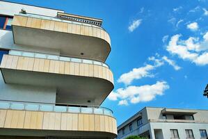 modern und Neu Wohnung Gebäude. mehrstöckig, modern, Neu und stilvoll Leben Block von Wohnungen. foto