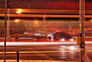 umherziehen Auto mit verwischen Licht durch Stadt beim Nacht foto