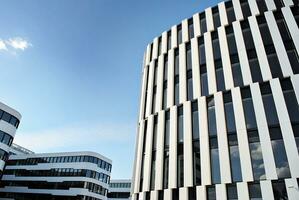 abstrakt Nahansicht von das glasverkleidet Fassade von ein modern Gebäude bedeckt im reflektierend Teller Glas. die Architektur abstrakt Hintergrund. Glas Mauer und Fassade Detail. foto