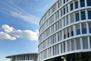 abstrakt Nahansicht von das glasverkleidet Fassade von ein modern Gebäude bedeckt im reflektierend Teller Glas. die Architektur abstrakt Hintergrund. Glas Mauer und Fassade Detail. foto