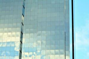 Glas Gebäude mit transparent Fassade von das Gebäude und Blau Himmel. strukturell Glas Mauer reflektieren Blau Himmel. abstrakt modern die Architektur Fragment. zeitgenössisch architektonisch Hintergrund. foto