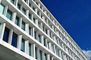 abstrakt Nahansicht von das glasverkleidet Fassade von ein modern Gebäude bedeckt im reflektierend Teller Glas. die Architektur abstrakt Hintergrund. Glas Mauer und Fassade Detail. foto