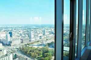 Aussicht von modern Wolkenkratzer im das Stadt Center. foto