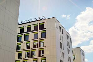 abstrakt Nahansicht von das glasverkleidet Fassade von ein modern Gebäude bedeckt im reflektierend Teller Glas. die Architektur abstrakt Hintergrund. Glas Mauer und Fassade Detail. foto