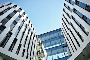 abstrakt Nahansicht von das glasverkleidet Fassade von ein modern Gebäude bedeckt im reflektierend Teller Glas. die Architektur abstrakt Hintergrund. Glas Mauer und Fassade Detail. foto