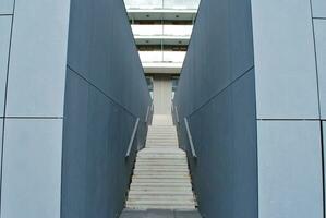 abstrakt Nahansicht von das glasverkleidet Fassade von ein modern Gebäude bedeckt im reflektierend Teller Glas. die Architektur abstrakt Hintergrund. Glas Mauer und Fassade Detail. foto