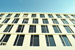 abstrakt Nahansicht von das glasverkleidet Fassade von ein modern Gebäude bedeckt im reflektierend Teller Glas. die Architektur abstrakt Hintergrund. Glas Mauer und Fassade Detail. foto