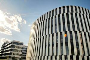 abstrakt Nahansicht von das glasverkleidet Fassade von ein modern Gebäude bedeckt im reflektierend Teller Glas. die Architektur abstrakt Hintergrund. Glas Mauer und Fassade Detail. foto