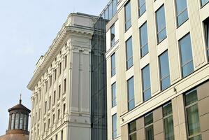 abstrakt Nahansicht von das glasverkleidet Fassade von ein modern Gebäude bedeckt im reflektierend Teller Glas. die Architektur abstrakt Hintergrund. Glas Mauer und Fassade Detail. foto