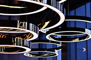 abstrakt Innere Fragment. stilisiert Erleuchtung mit modern LED Lampen. foto