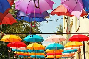 bunt Regenschirme Hintergrund. bunt Regenschirme im das Himmel. Straße Dekoration. foto