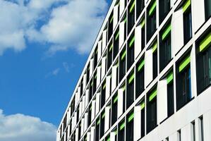 abstrakt Nahansicht von das glasverkleidet Fassade von ein modern Gebäude bedeckt im reflektierend Teller Glas. die Architektur abstrakt Hintergrund. Glas Mauer und Fassade Detail. foto