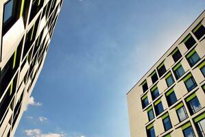 abstrakt Nahansicht von das glasverkleidet Fassade von ein modern Gebäude bedeckt im reflektierend Teller Glas. die Architektur abstrakt Hintergrund. Glas Mauer und Fassade Detail. foto