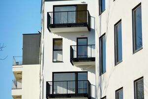 modern und Neu Wohnung Gebäude. mehrstöckig, modern, Neu und stilvoll Leben Block von Wohnungen. foto