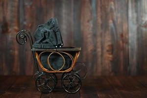 Babywiege auf Grunge-Holz-Hintergrund foto