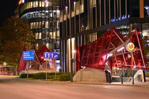 Fragment von das Glas Fassade von ein modern korporativ Gebäude beim Nacht. modern Glas Büro im Stadt. groß glühend Fenster im modern Büro Gebäude beim Nacht, im Reihen von Fenster Licht leuchtet. foto