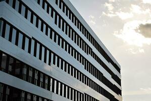 abstrakt Nahansicht von das glasverkleidet Fassade von ein modern Gebäude bedeckt im reflektierend Teller Glas. die Architektur abstrakt Hintergrund. Glas Mauer und Fassade Detail. foto