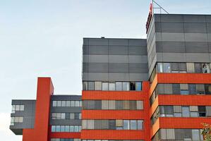 abstrakt Nahansicht von das glasverkleidet Fassade von ein modern Gebäude bedeckt im reflektierend Teller Glas. die Architektur abstrakt Hintergrund. Glas Mauer und Fassade Detail. foto