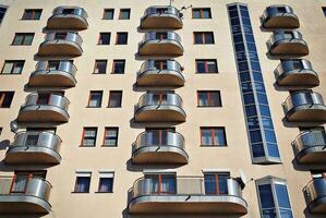 modern und Neu Wohnung Gebäude. mehrstöckig, modern, Neu und stilvoll Leben Block von Wohnungen. foto