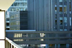 abstrakt Nahansicht von das glasverkleidet Fassade von ein modern Gebäude bedeckt im reflektierend Teller Glas. die Architektur abstrakt Hintergrund. Glas Mauer und Fassade Detail. foto