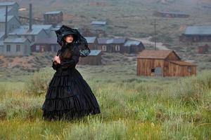 Frau trägt Vintage-Kleid in Bodie Ghost Town Kalifornien? foto