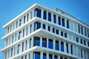 abstrakt Nahansicht von das glasverkleidet Fassade von ein modern Gebäude bedeckt im reflektierend Teller Glas. die Architektur abstrakt Hintergrund. Glas Mauer und Fassade Detail. foto