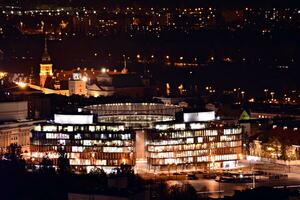 Aussicht von beim Nacht Glas Gebäude und modern Geschäft Wolkenkratzer. Aussicht von modern Wolkenkratzer und Geschäft Gebäude im Innenstadt. groß Stadt beim Nacht. foto