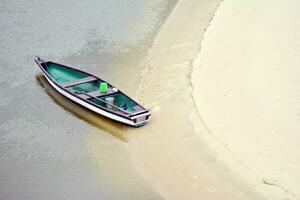 Boot auf ein sandig Strand foto