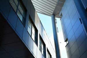 abstrakt Nahansicht von das glasverkleidet Fassade von ein modern Gebäude bedeckt im reflektierend Teller Glas. die Architektur abstrakt Hintergrund. Glas Mauer und Fassade Detail. foto