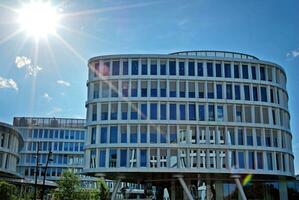 abstrakt Nahansicht von das glasverkleidet Fassade von ein modern Gebäude bedeckt im reflektierend Teller Glas. die Architektur abstrakt Hintergrund. Glas Mauer und Fassade Detail. foto