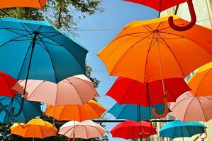 bunt Regenschirme Hintergrund. bunt Regenschirme im das Himmel. Straße Dekoration. foto