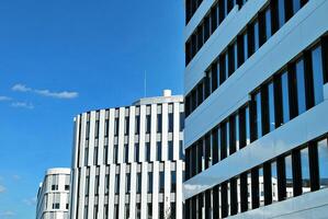 abstrakt Nahansicht von das glasverkleidet Fassade von ein modern Gebäude bedeckt im reflektierend Teller Glas. die Architektur abstrakt Hintergrund. Glas Mauer und Fassade Detail. foto