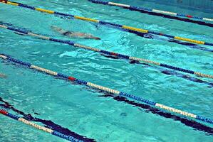 Schwimmen im Schwimmbad foto