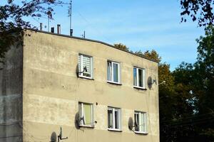 alt Stadt Gebäude im ein klein Stadt. foto